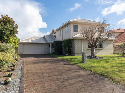 6 Castlewold Place, Huntington