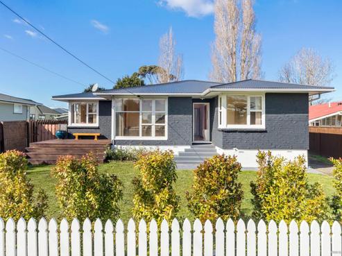90 Cobham Crescent, Kelston