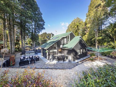 422 Scenic Drive, Waiatarua