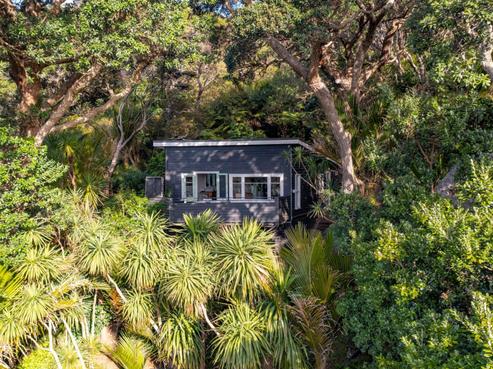 76 Rayner Road, Piha