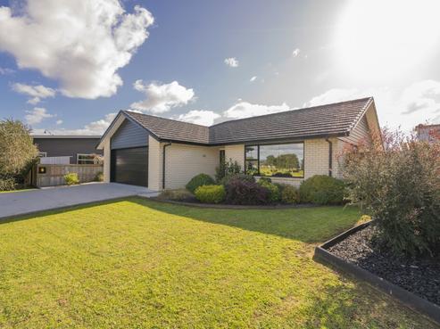 2 Debenham Drive, Whitianga