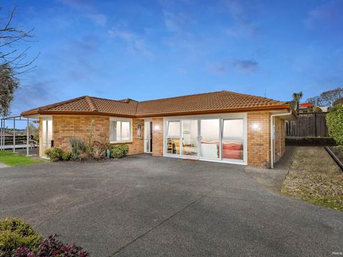 24 Hilltop Road, Clover Park