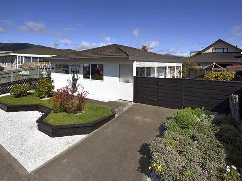2/11 Stead Crescent, Stoke