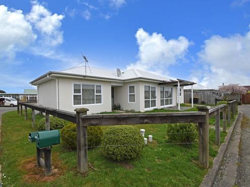 82 Lothian Crescent, Strathern