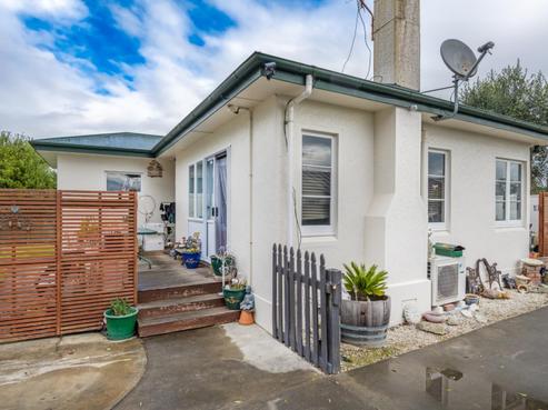 819 Clive Street, Akina