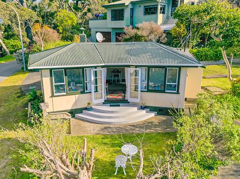9 The Crescent, Raumati South