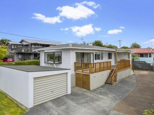 208 Royal Road, Massey