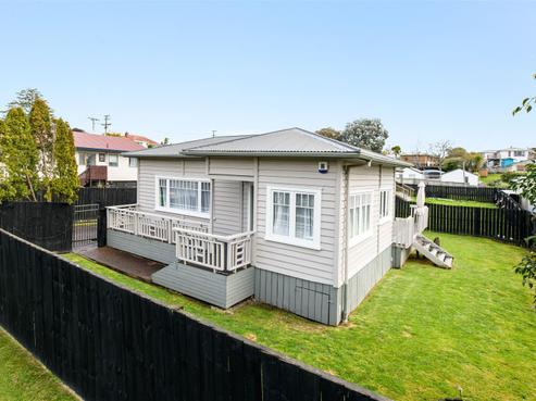 2 Bayside Avenue, Te Atatu Peninsula