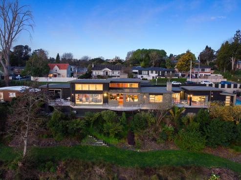 1049 River Road, Queenwood