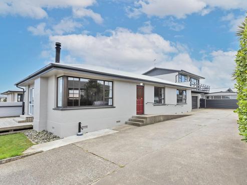 30 Kilmarnock Avenue, Strathern