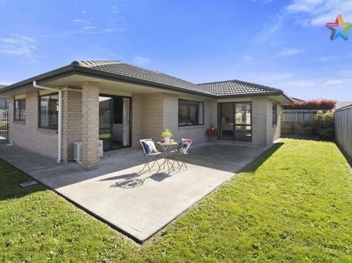8 Percy Kinsman Crescent, Riverstone Terraces