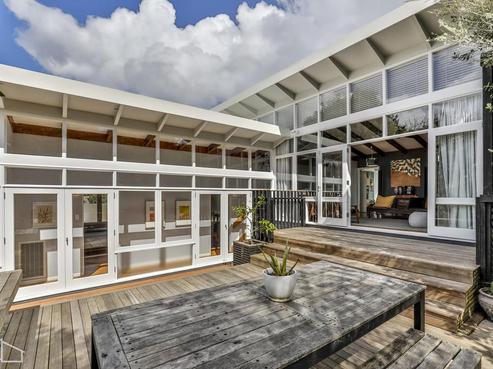 18 De Val Drive, Titirangi