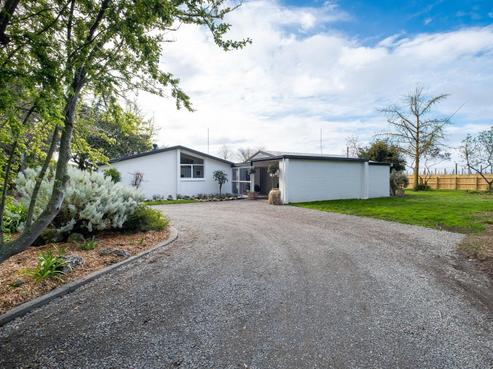 211 Lawn Road, Clive