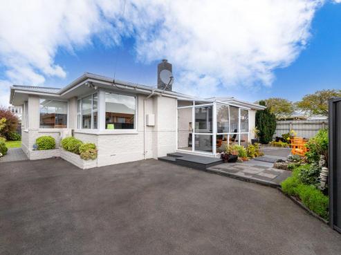 141 Macandrew Road, South Dunedin