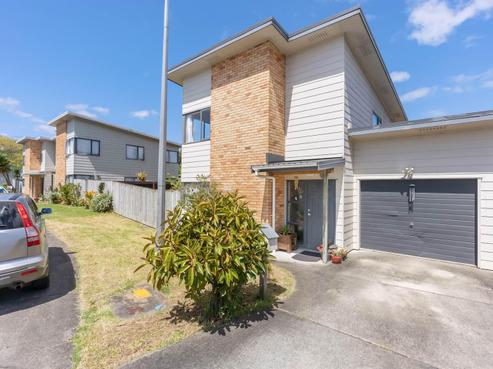 6 Clarrie Wills Way, Otara