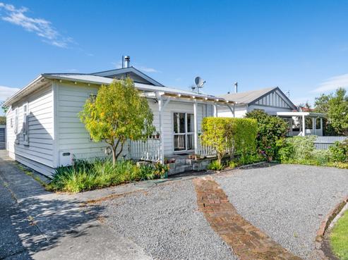 915 Willowpark Road North, Mayfair