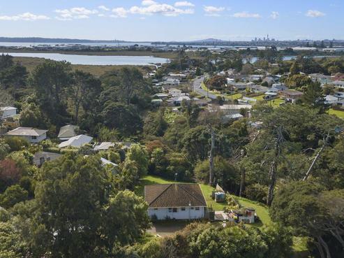 17 Tracey Terrace, Te Atatu South
