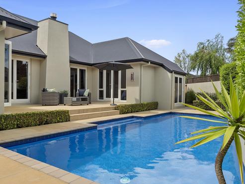 8 Ravenscourt Place, Huntington
