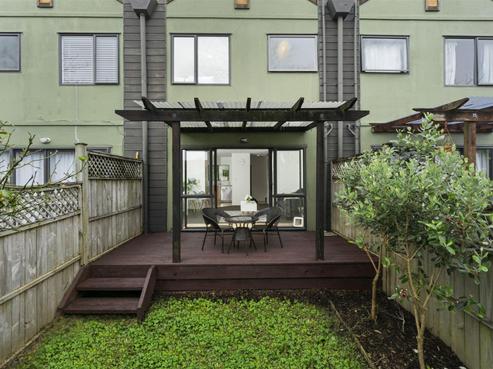 44L Fields Parade, Oteha