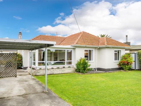 714 Murdoch Road East, Akina