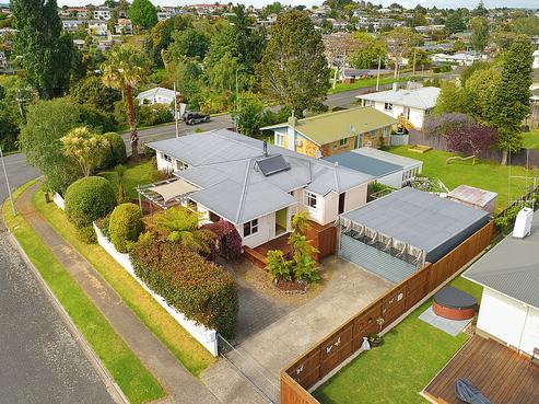 4 Bristol Avenue, Brookfield