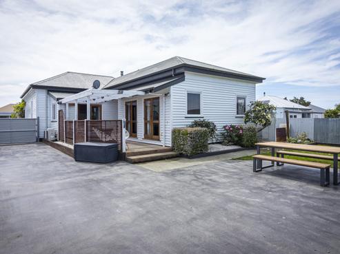 16 Raymond Street, West End