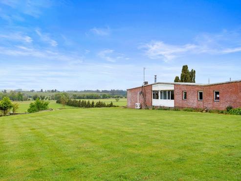1370 Oxford Road, Cust