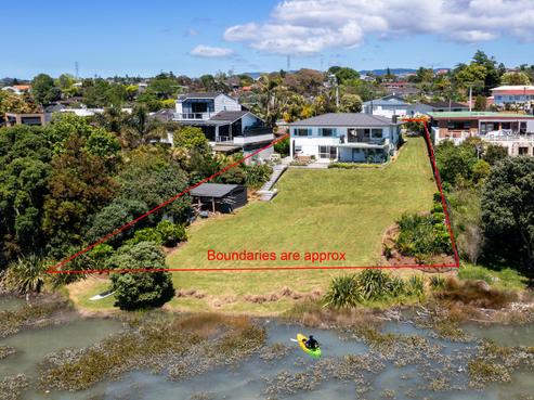 106 Tiroroa Avenue, Te Atatu South