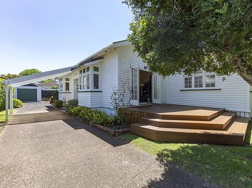 2 Lauchlan Avenue, Epsom