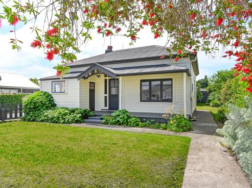 704 Oak Road, Akina