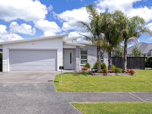 8 Defender Crescent, Beachlands