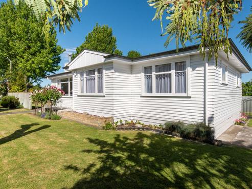 700 Riverslea Road South, Akina