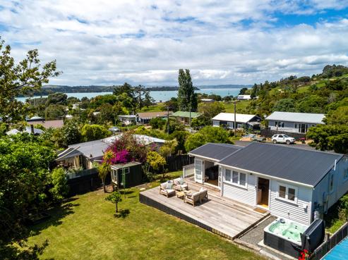 22 Tahatai Road, Oneroa