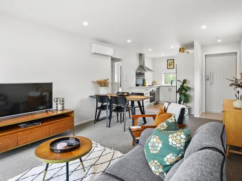 2/209 Tuhikaramea Road, Dinsdale