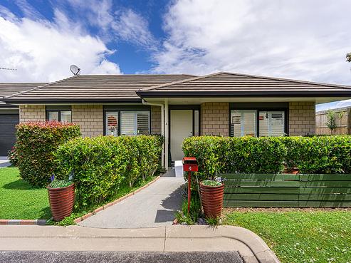 4 Royalle Mews, Botany Downs