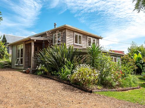 64 Ocean Road, Surfdale
