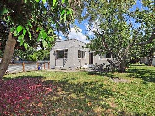 903 Lawrence Street, Akina