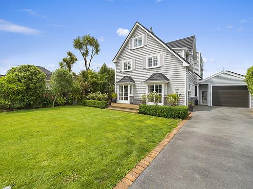50 Queens Grove, Central Hutt