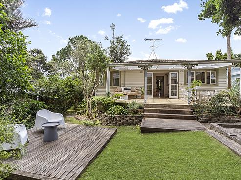 667 Huia Road, Parau