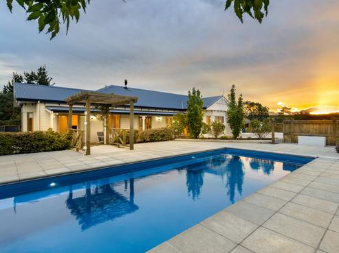 77 Fairbourne Drive, Fairhall