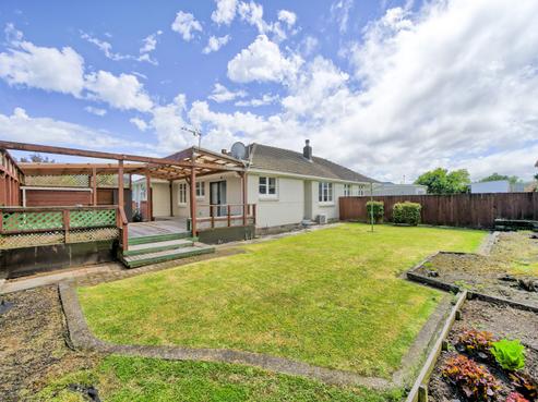 14D Bush Grove, Trentham