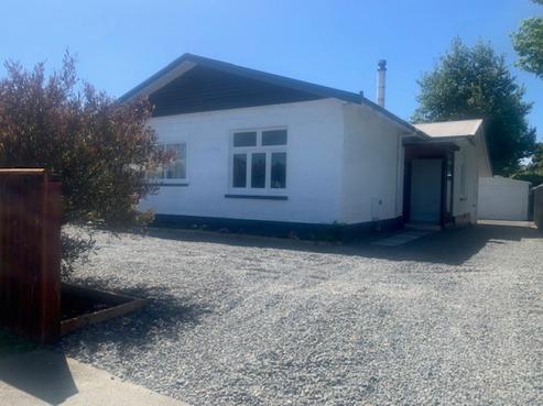402 Hastings Street South, Akina