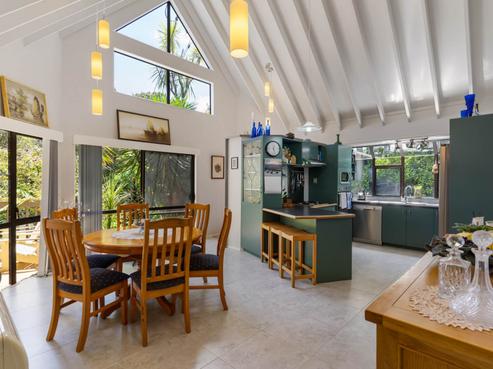 193 Whangaparaoa Road, Red Beach