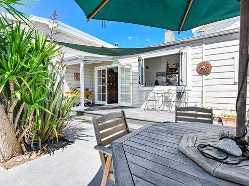 301 Park Road South, Akina