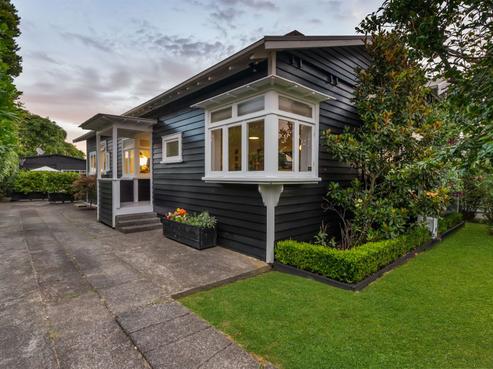 16 Fergusson Avenue, Sandringham