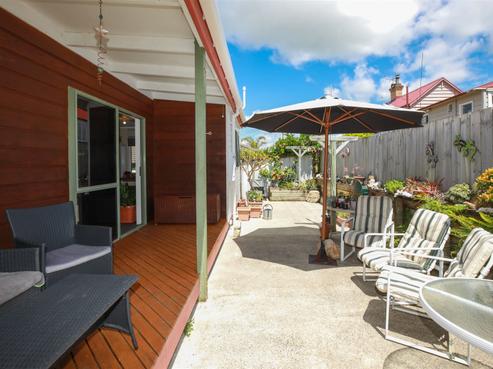 803 Sealey Street, Thames