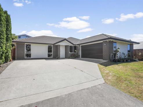 64 Farnborough Drive, Grandview Heights