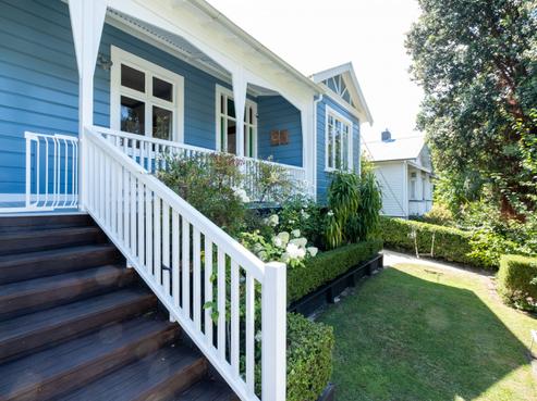 8 Burns Road, Napier Hill