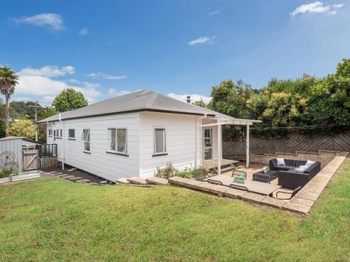 10 Downer Street, Helensville