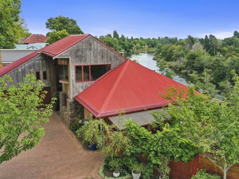 987 River Road, Queenwood